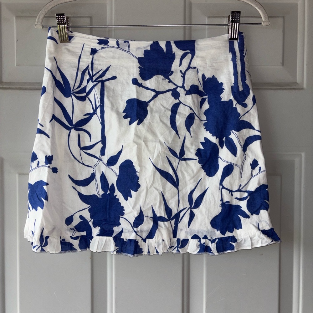 Lulus X Charlie Holiday white/blue floral skirt size M